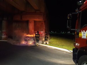 Veículo incendeia em viaduto na AL-101 Sul, na Barra de São Miguel