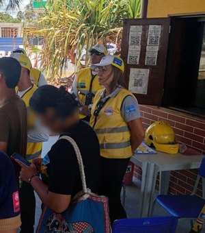 Ronda no Bairro atende estrangeiros em situação de vulnerabilidade na Praia do Francês