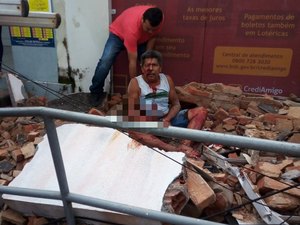 Marquise do prédio do Banco do Nordeste desaba e atinge homem que passava pelo local em Junqueiro