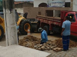 Retroescavadeira sem freio colide contra caminhão