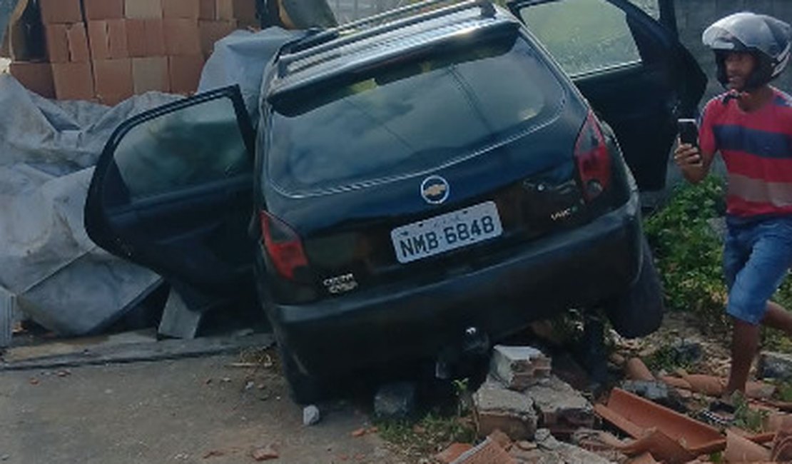 Motorista com sinais de embriaguez fica ferido após bater carro contra muro em Maceió