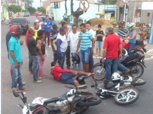 Motociclistas ficam feridos em colisão frontal em bairro de Arapiraca
