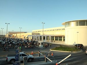 Estudante tem braço quebrado ao reagir a assalto e salvar vítima em shopping na parte alta de Maceió