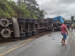 [Vídeo] Caminhão tomba na AL-101, em Tanque D’arca