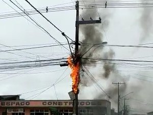 [Vídeo] Fiação de poste pega fogo na Rua Costa Gama no bairro Primavera, em Arapiraca