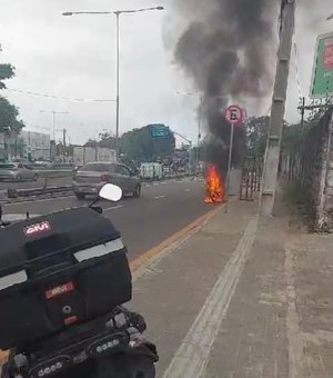 Moto pega fogo após acidente no Petrópolis