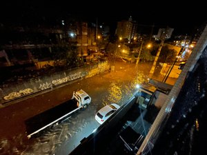 Maceió tem noite de chuva, trovões e ruas alagadas