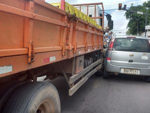 Motorista tenta ultrapassar e colide em caminhão de bebidas