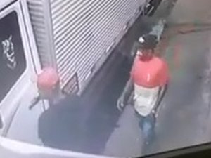 [Vídeo] Dupla arromba caminhão e rouba pertences de motorista em Arapiraca