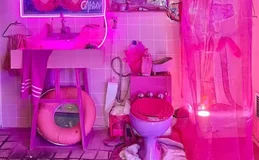 Criança se confunde e usa obra de arte como sanitário em exposição no RJ