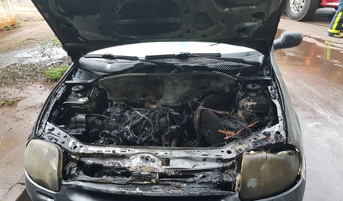 Carro fica parcialmente destruído após pegar fogo em Delmiro Gouveia