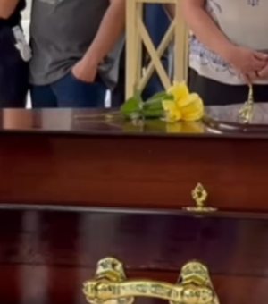 Comoção e revolta marcam enterro de jovem morta durante tentativa de venda de drone em São Paulo