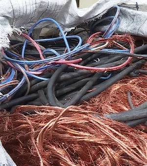 Dono de sucata é preso por receptação de cabos elétricos de alta tensão durante operação em Rio Largo