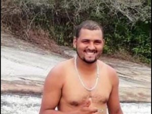Homem morre após moto parar embaixo de carreta na BR-101 em Novo Lino
