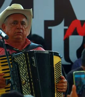 [Vídeo] Projeto Cultura na Praça é retomado em Arapiraca com a presença de Sirano e Sirino e outros artistas