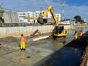 Obras de canalização do Riacho Salgadinho avançam com colocação de placas de concreto