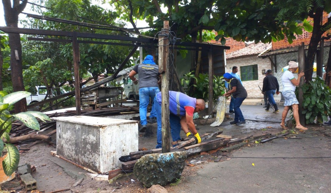 Semscs remove galinheiro irregular no bairro do Trapiche da Barra