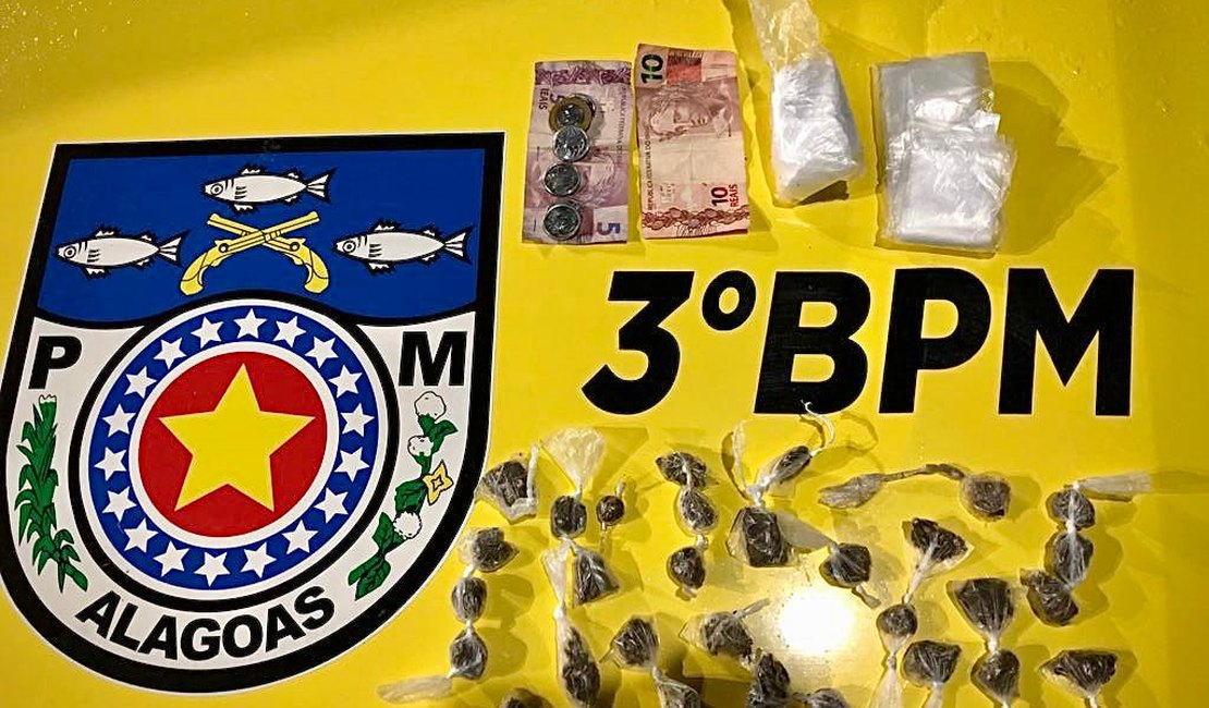 Jovem é presa por tráfico de drogas em praça de Teotônio Vilela