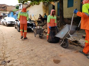 Prefeitura realiza limpeza na Grota do Moreira, em Maceió