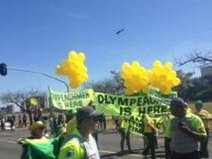 Grupos contra e a favor do impeachment protestam durante revezamento da tocha