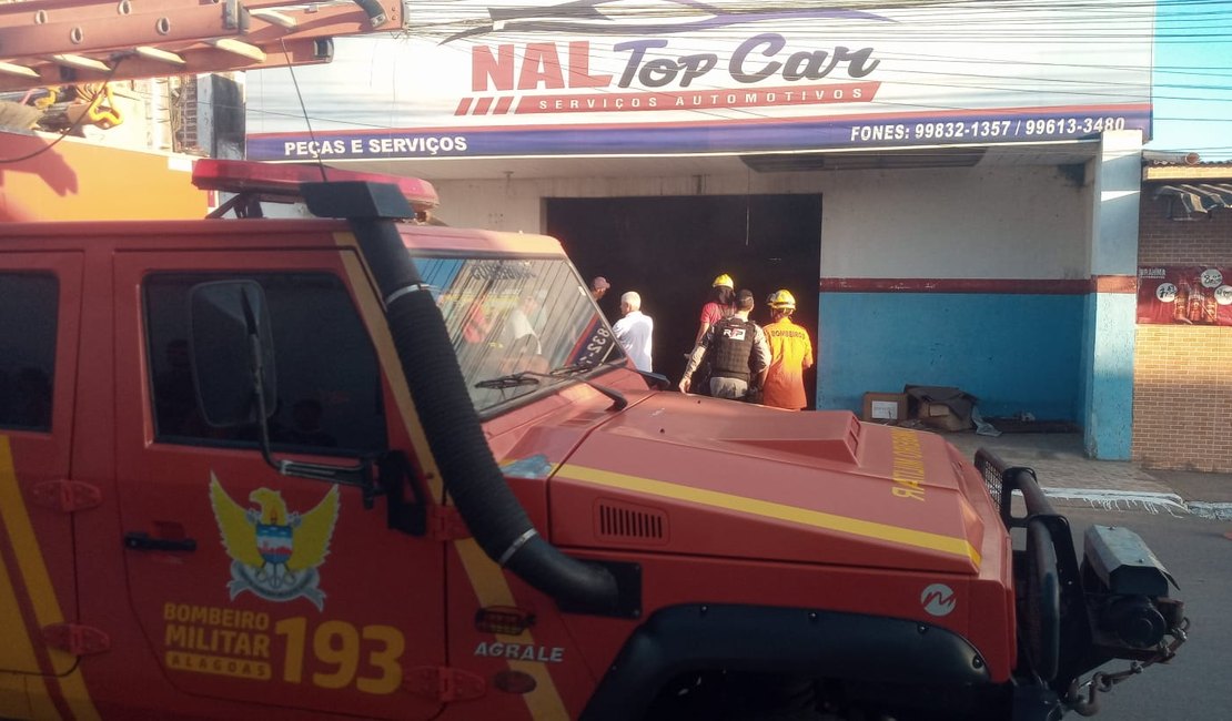 Oficina de carros pega fogo no bairro Ouro Preto em Arapiraca