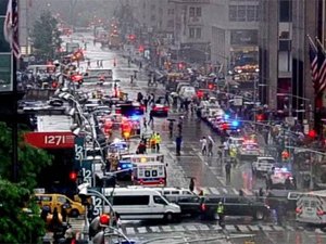 Helicóptero atinge prédio em Nova York e deixa 1 morto