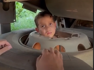 Menino de 4 anos é resgatado por policiais após prender a cabeça em roda de carreta no oeste da Bahia