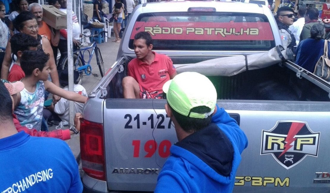 [Vídeo] Homem rouba produtos de loja, mas é detido por populares