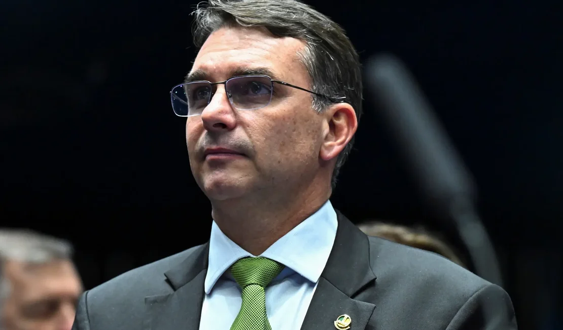 Flávio Bolsonaro pressiona por candidatura própria do PL ao governo de Alagoas