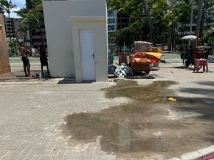 Vazamento em banheiro público na orla da Ponta Verde incomoda turistas e ambulantes