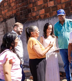 Prefeita Tia Júlia visita obra de reconstrução de casa destruída por incêndio e emociona morador