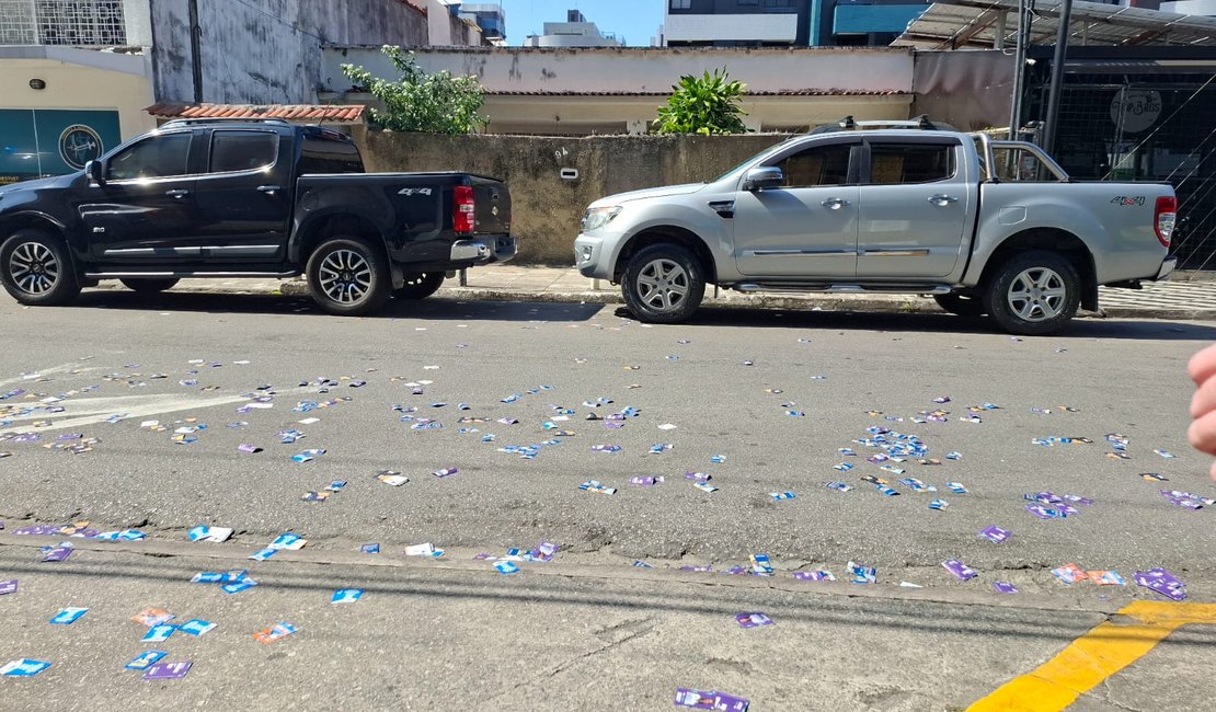 [Vídeo] Ruas com seções eleitorais amanhecem repletas de santinhos em Maceió