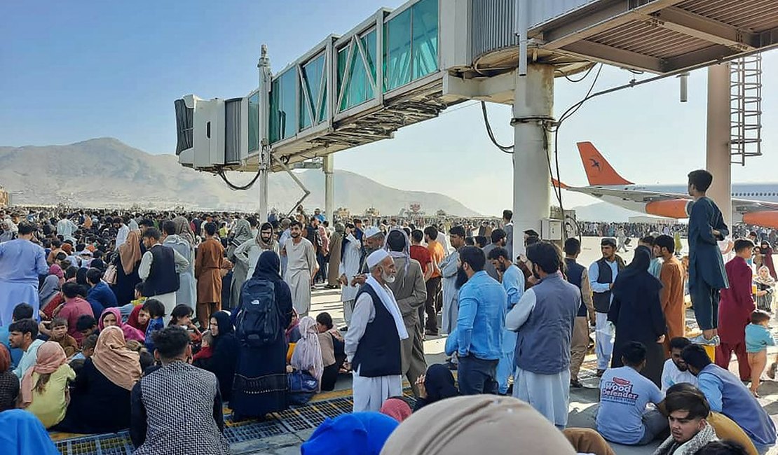 Tumulto no aeroporto de Cabul deixa mortos; voos comerciais são cancelados