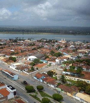 Criminosos fazem motorista refém e roubam pertences, dinheiro e chave de veículo