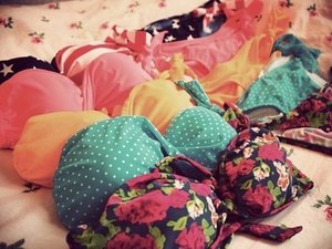 Duas mulheres são presas após serem flagradas furtando roupas em lojas de shopping