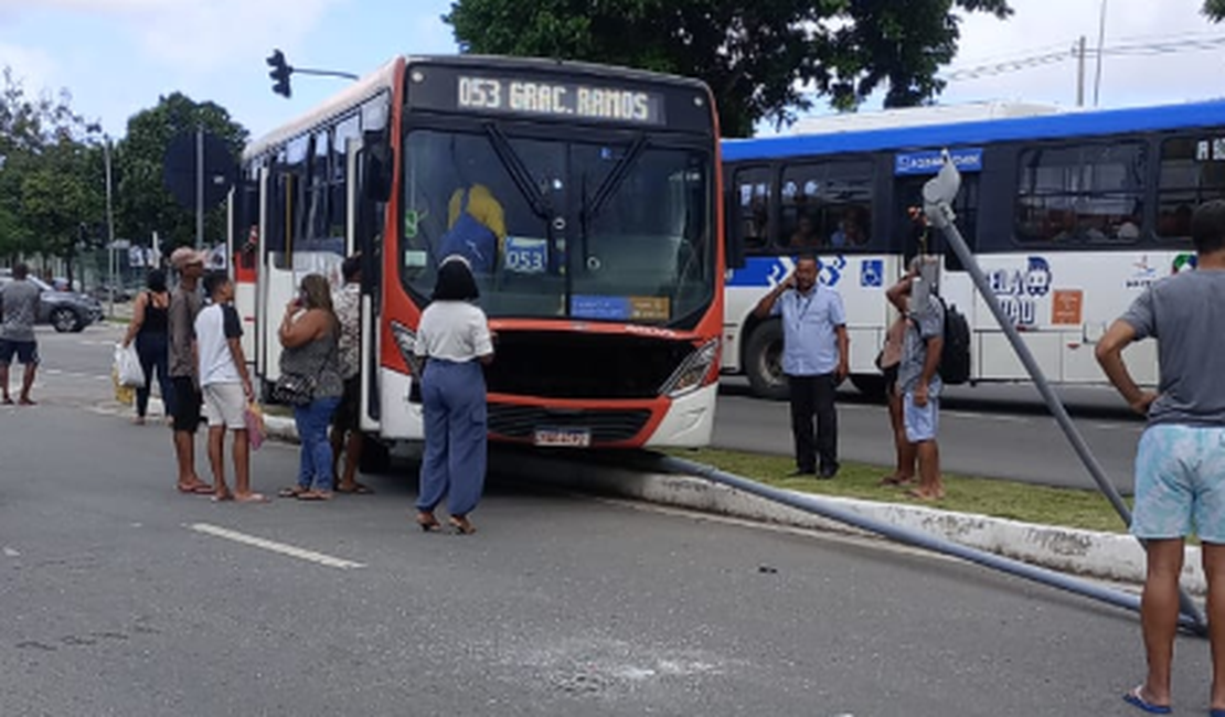 Motorista passa mal ao volante e ônibus bate em poste no Tabuleiro do Martins