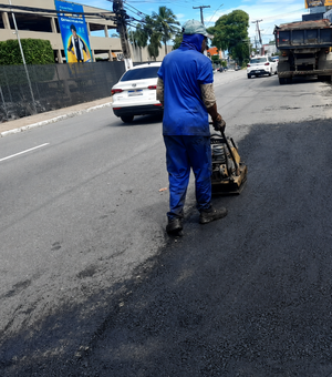Operação Tapa-Buraco recupera trecho na Avenida Comendador Gustavo Paiva