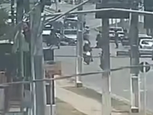 Totem da SSP flagra momento em que carro invade pista e arremessa motociclista em Maceió