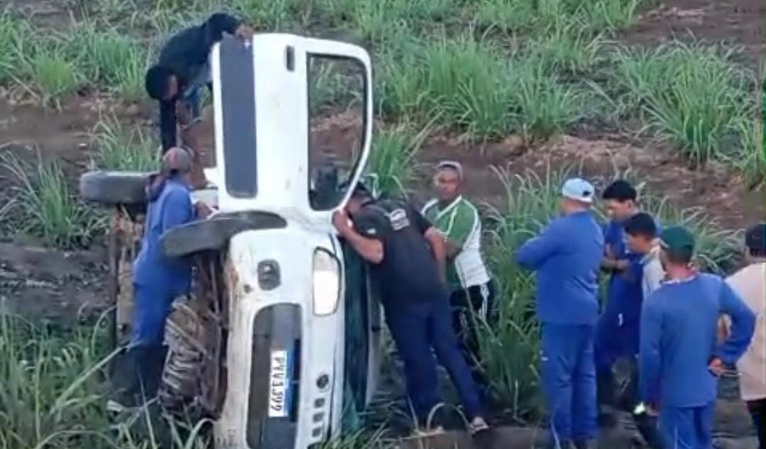 [Vídeo] Colisão entre carros é registrada em Porto Calvo