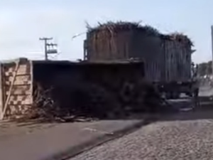 [Vídeo] Caminhão carregado de cana-de-açúcar tomba em rodovia de Messias