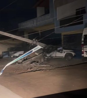 Carro colide em poste e deixa mulher ferida na AL-101 Norte em Maragogi