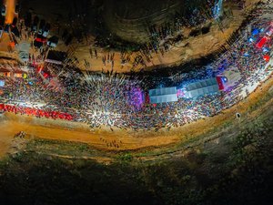 Foliões fazem festa no Folia de Rua com show de Durval Lélys em Arapiraca