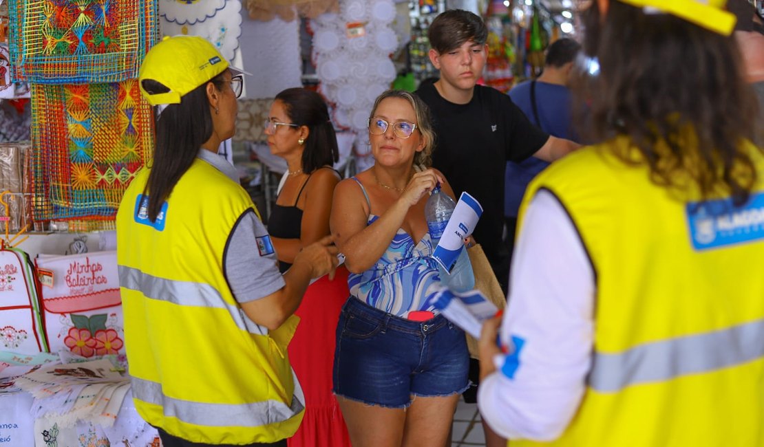 Ronda no Bairro comemora Dia Mundial do Turista com panfletagem na orla de Maceió