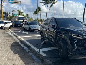 Colisão entre carros de luxo deixa trânsito lento e estragos na Av. Álvaro Otacílio