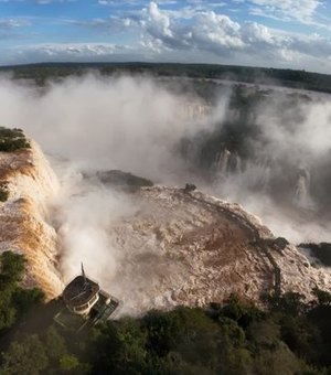 Passarela das Cataratas do Iguaçu é interditada por grande volume de água