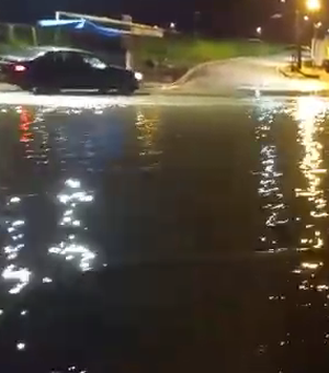[Vídeo] Lagoa transborda e invade rodovia na entrada da Vila Canaã