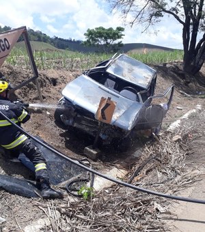 Motorista freia em lombada e capota veículo em São José da Laje