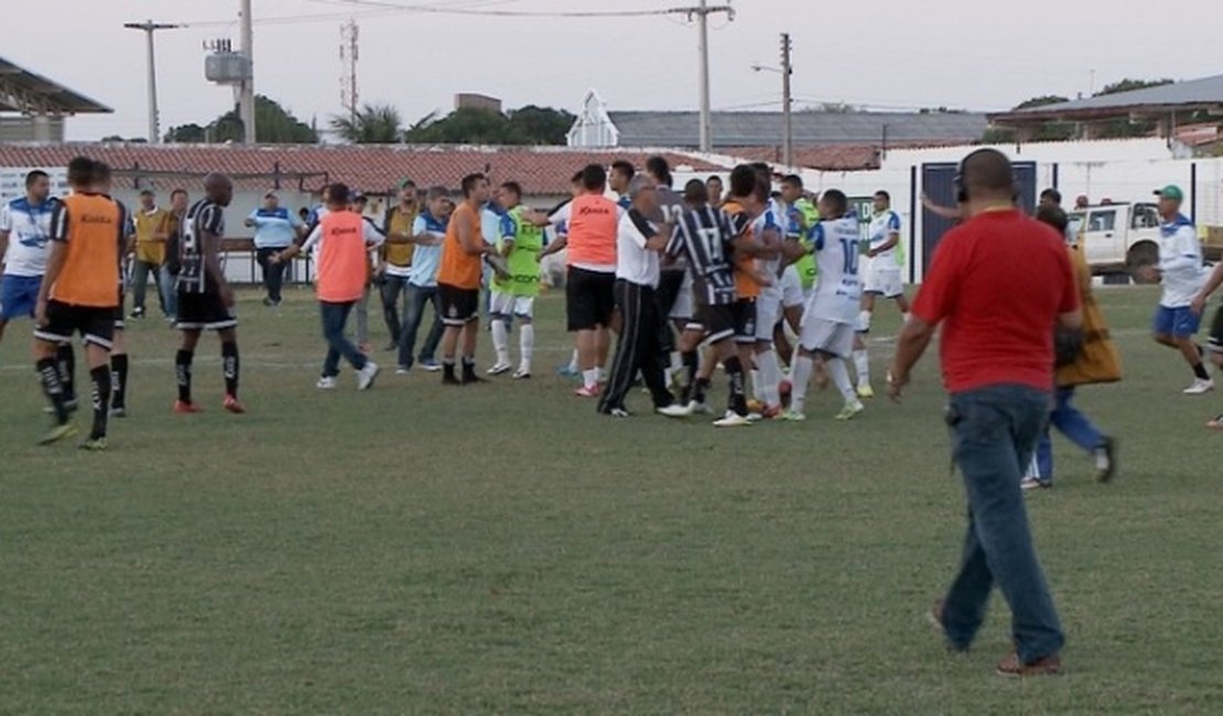 Volante do Parnayba agride jogador do Central e depois foge para o vestiário