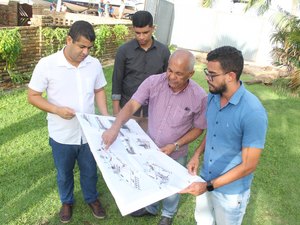 Prefeito de Japaratinga anuncia reconstrução da Praça dos Idosos