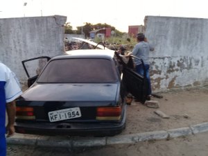 Motorista perde controle de veículo e colide em muro